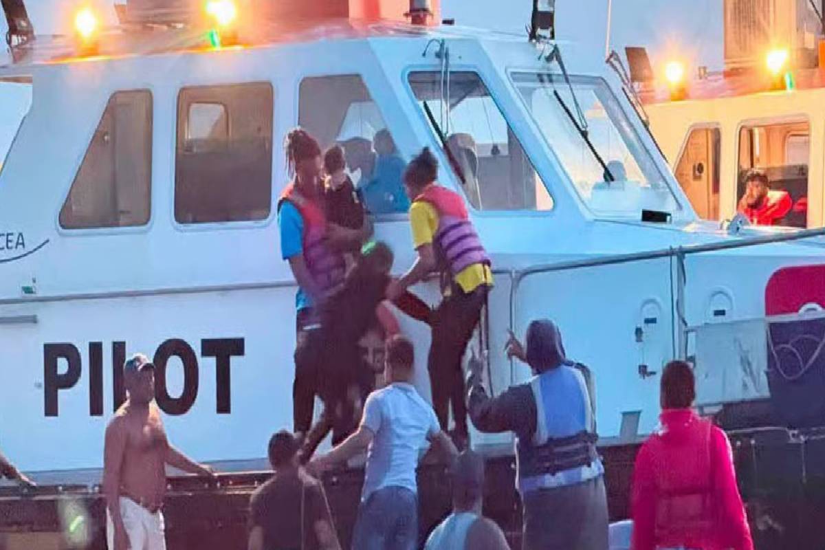 கயானா படகு விபத்துக்குள்ளானதில் 27 பேர் பலி, 83 பேர் மாயம் | 27 Dead 83 Missing In Guyana Ferry Accident கயானா படகு விபத்துக்குள்ளானதில் 27 பேர் பலி, 83 பேர் மாயம் | 27 Dead 83 Missing In Guyana Ferry Accident