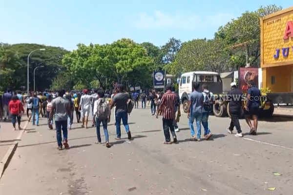 கொழும்பில் மீண்டும் வெடித்த போராட்டம்;  படையினர் குவிக்கப்பட்டதால் பதற்றம்! | Riots Broke Out Again In Colombo Tension