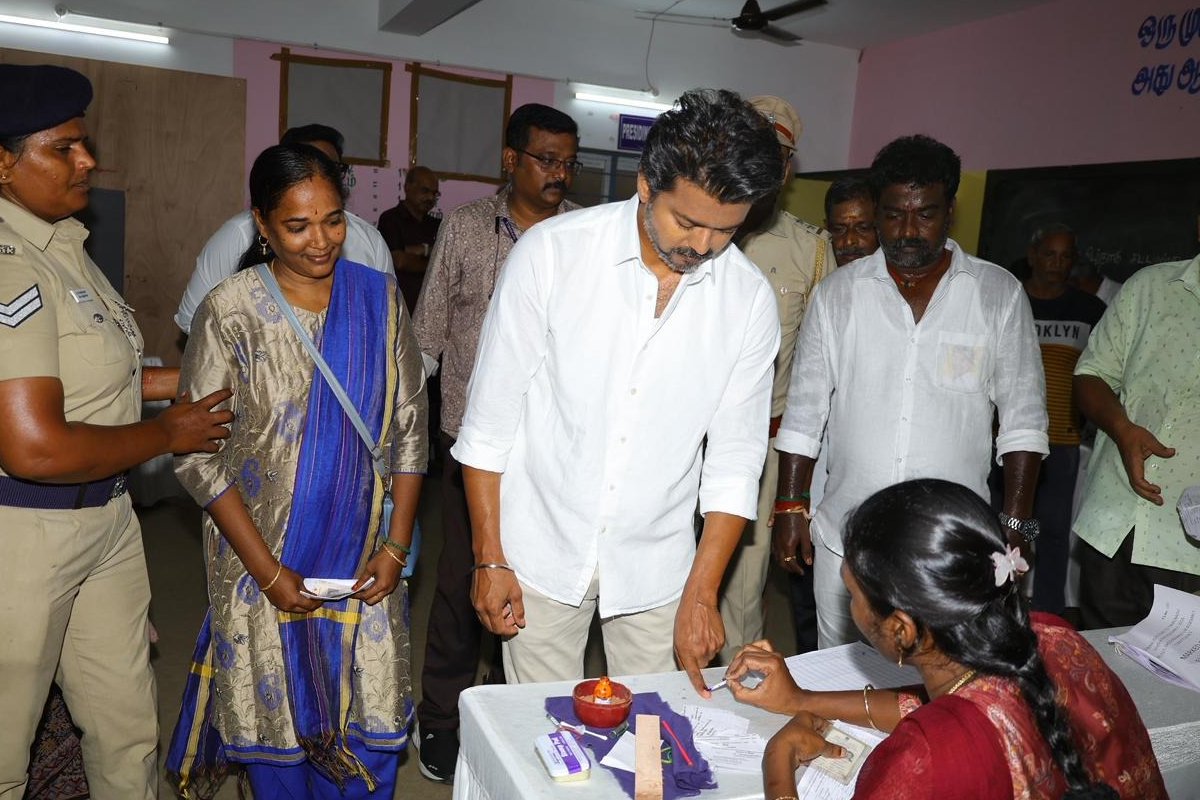 விஜய் ஒரு வழிமறிப்பாளர் மட்டுமே! கூட்டம் வாக்குகளாக மாறுமா - சர்வதேச ஊடகங்களில் முக்கியச் செய்தியாக தமிழக தேர்தல் | Tamilnadu Cm Election 2026 Update Vijay Tvk