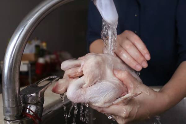 சிக்கனை கழுவினால் விஷமாக மாறுமா? விளக்கம் இதோ | If Cook Chicken Like This Will Become Poisonous சிக்கனை கழுவினால் விஷமாக மாறுமா? விளக்கம் இதோ | If Cook Chicken Like This Will Become Poisonous