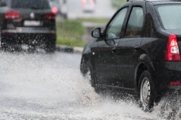 இனி கவலையே வேண்டாம்.. மழைக்காலங்களில் உங்கள் காரை பராமரிக்க சூப்பரான 5 எளிய வழிமுறைகள்