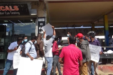 வவுனியாவில் அரசாங்கத்திற்கெதிராக ஆர்ப்பாட்டம் - இளைஞனின் செயலால் ஏற்பட்ட பரபரப்பு! (படங்கள்)