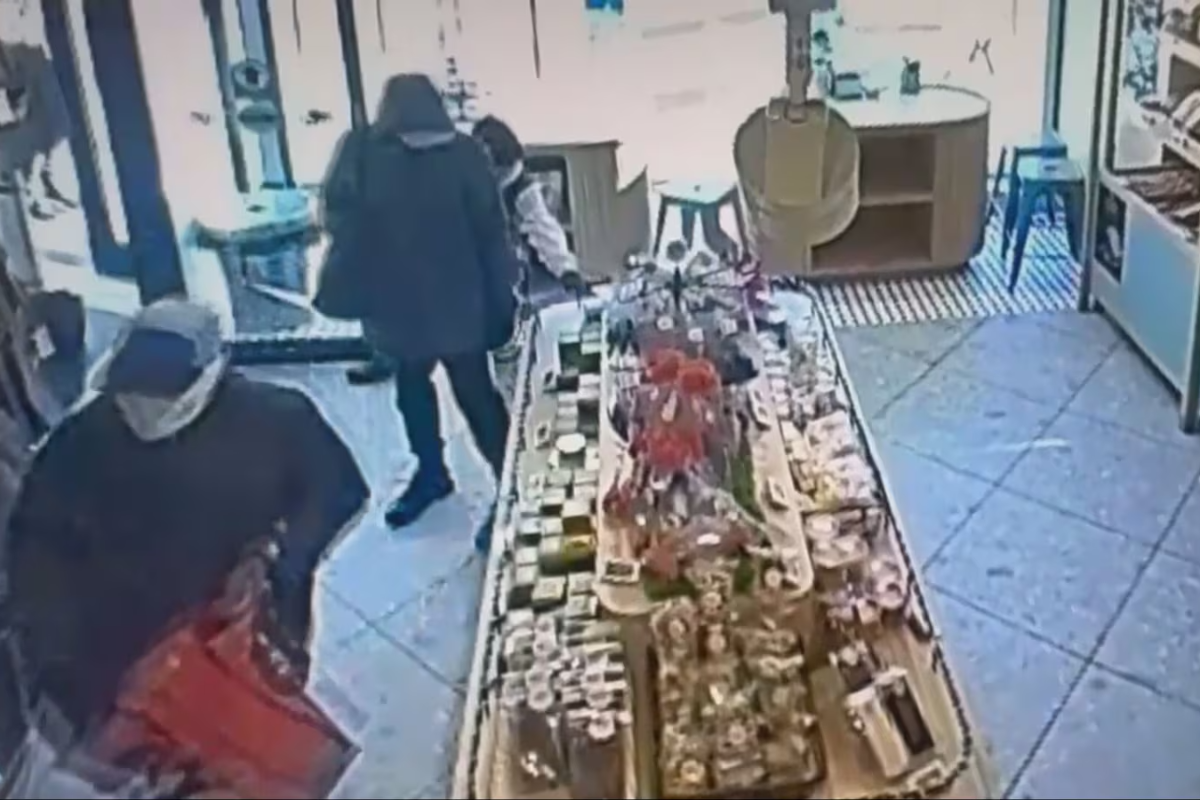 கனடாவில் பேக்கரியில் முகமூடி கும்பல் நூதனத் திருட்டு | Masked Robbers Enter Montreal Bakery