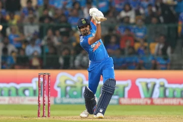 அடுத்தடுத்து சரிந்த விக்கெட்டுகள்..அரைசதம் விளாசி அணியை மீட்ட ஷ்ரேயாஸ் ஐயர்