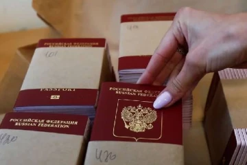 பயணத் தடை விதிக்கப்பட்ட ரஷ்யர்கள் தங்கள் கடவுச்சீட்டுகளை ஒப்படைக்க அரசு ஆணை