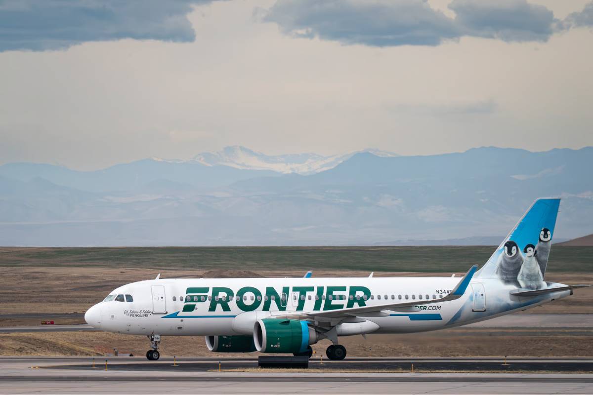 விமான ஓடுபாதையில் நடந்து சென்ற நபர் மீது மோதிய விமானம் | Us Plane Hit On Man Who Walks In Runway
