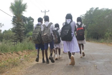 முல்லைத்தீவு துணுக்காய் பகுதிகளில் போக்குவரத்து வசதிகள் இல்லாமல் அல்லல்படும் மாணவர்கள்