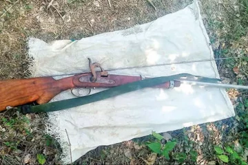 தாயின் கையிலிருந்த துப்பாக்கியால் சிறுவனுக்கு நேர்ந்த துயரம்