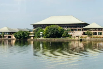 நாடாளுமன்ற வாவிக்குள் பாய்ந்த எம்.பியின் கார்