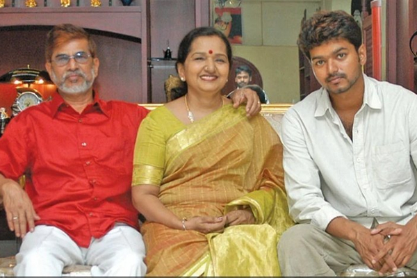 அப்பா, அம்மாவை கண்டுக்காத விஜய் மனைவியையும் ஏமாற்றினாரா.. 25 திருமண நாளையும் மறந்துவிட்டாரா? | Vijay Did Wished For His Wife 25Th Wedding