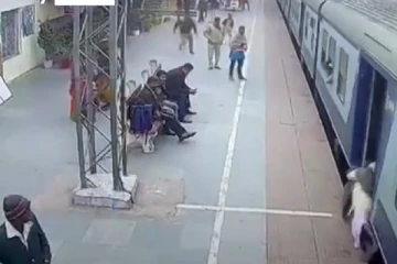 தொடருந்துக்கு அடியில் இழுத்துச் செல்லப்பட்ட முதியவர்!(காணொளி)
