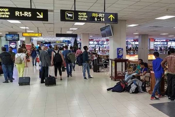 வெளிநாடு செல்ல எதிர்பார்க்கும் இலங்கையர்களுக்கு பொலிஸார் எச்சரிக்கை