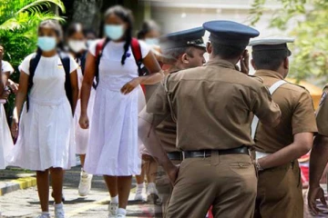 இலங்கையில் மாணவிகளின் நெகிழ்ச்சியான செயல் : பாராட்டும் பொலிஸார்