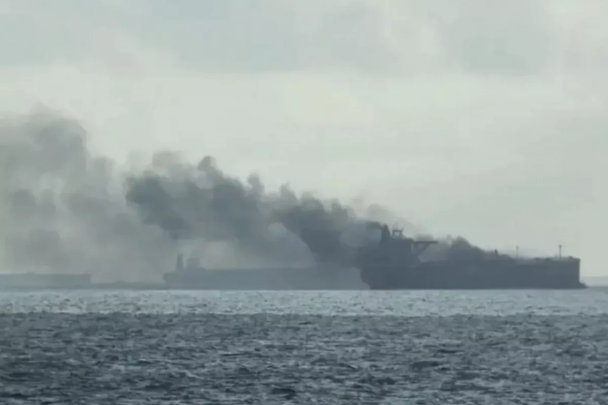 மத்திய கிழக்கில் தொடரும் பதற்றம் : ஓமான் கடல் பகுதியில் எண்ணெய் கப்பல் மீது தாக்குதல் | Middle East Crisis Oil Tanker Hit Near Oman Sea