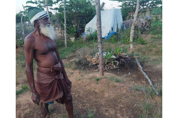கிளிநொச்சியில் உள்ள ஒரு முதியவரின் அவல நிலை! | Kilinochchi Old Man Living Land Without Home