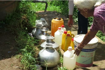 ஒரு‌ குடம் நீருக்காக 200 படியேரும் மலையக மக்கள் (video)