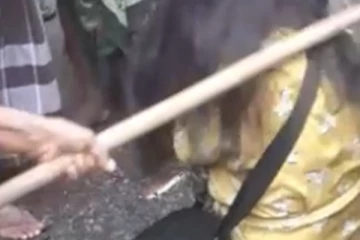 මහ පාරේදී කාන්තාවකට අමානුෂික ලෙස පහරදුන්, කාන්තාවන් දෙදෙනෙකුට සිදුවූ දේ..