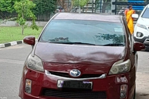 யாழில் சொகுசு வாடகை காரை வைத்து சம்பவம் செய்த நபர் ; 80 இலட்சம் கொடுத்தவருக்கு காத்திருந்த ட்விஸ்ட் | Man Who Pawned A Rental Car In Jaffna யாழில் சொகுசு வாடகை காரை வைத்து சம்பவம் செய்த நபர் ; 80 இலட்சம் கொடுத்தவருக்கு காத்திருந்த ட்விஸ்ட் | Man Who Pawned A Rental Car In Jaffna