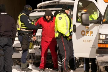 கனடாவில் வெடித்த போராட்டம்! குறைந்தபட்சம் 100 பேர் கைது... அதிகாரிகள் மீது நடத்தப்பட்ட தாக்குதல்