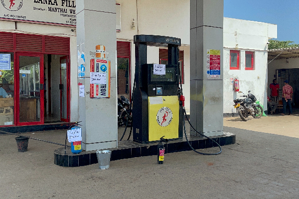 எரிபொருள் கொள்வனவில் கட்டுப்பாடு : போக்குவரத்து சேவைகள் முடக்கம் (Video) | Feul Vavuniya Mannar Srilanka Transport