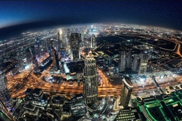 செல்வச் செழிப்பில் மிளிரும் பாலைவன நாட்டின் கதை!