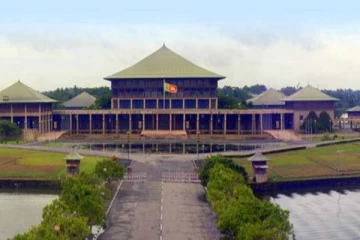 මට රට හදන්නත් බෑ, ඉංග්රීසිත් බෑ - ගැටලුව විසදෙනකම් මාස 03ක් පාර්ලිමේන්තු එන්නෙත් නෑ.. පාර්ලිමේන්තු දී අද ඇහුන ප්රබලයෙක්ගේ කතාව..