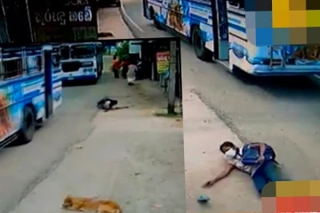 බසයේ පිටුපස දොරින් පාසල් සිසුවියක් ඇඳවැටී 99න් බේරුණු හැටි..කැමරා දෙකක සටහන් වෙයි..(VIDEO)