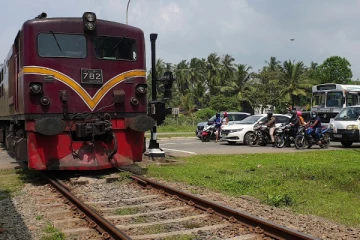 ரயில் மோதி முச்சக்கர வண்டி சாரதி பலி