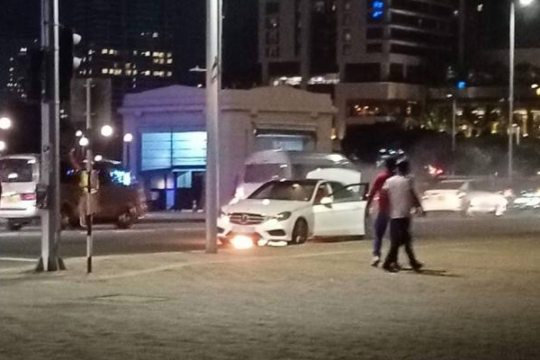 கொழும்பில் நள்ளிரவில் பயங்கரம்:  திடீரென தீப்பிடித்து எரிந்த சொகுசு கார்! | Colombo Benz Car Fire Accident