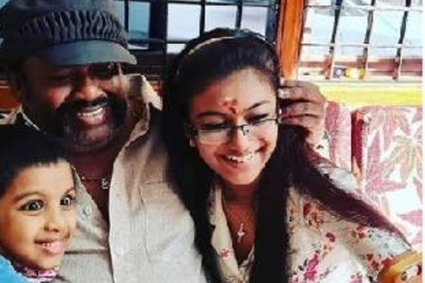 நகைச்சுவை நடிகர் செந்திலுக்கு இவ்வளவு அழகிய பேத்தியா? லீக்கான புகைப்படம் | Ctor Senthil With Sons And Grandsons Tamilfont