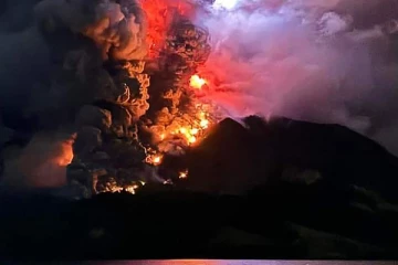 வெடித்து சிதறும் எரிமலை; சுனாமி அச்சத்தால் மக்கள் வெளியேற்றம்