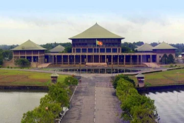 "නීත්යානුකූලව කිසිම ඇමතිවරයෙක් අස් වෙලා නැහැ.රටේ රජය ගැන විශාල අප්රසාදයක් තියෙනවා" - ආණ්ඩුව 113ට වැටෙයි..කණ්ඩායම් 3ක් ස්වාධීන වෙයි..විමල්ලාගේ පිලට සහ සුසිල්ලාගේ පිලට මෙච්චරයි..මුස්ලිම් 1යි..අද පාර්ලිමේන්තවේ දී වුන දේ..(VIDEO)