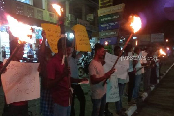 புத்தளம் பஸ் நிலையத்திற்கு முன் தீப்பந்தப் போராட்ட ஈடுபட்ட மக்கள்! | Electricity Price Rise People Protest Puttalam