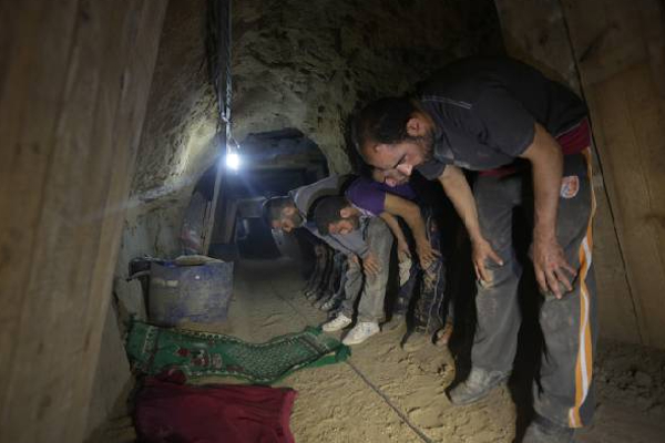 காசாவில் நிலத்துக்குக் கீழ் காத்திருக்கும் பேராபத்து! | Desperation Awaits Underground In Gaza Israel War