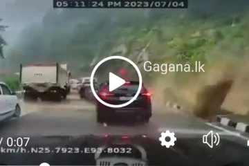 විශාල ගලක් මෝටර් රථ 02ක් මතට පෙරළී සිදුවූ බිහිසුණු අනතුර..සංවේදී දර්ශන සහිතයි.(VIDEO)