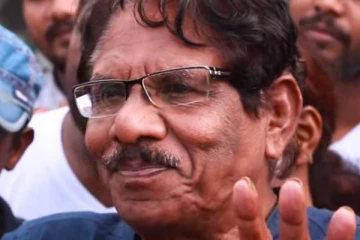 நடிகைகளை கன்னத்தில் அறைந்த பாரதிராஜா! மகனை மட்டும் அம்போன்னு விட்டுட்டாரே?