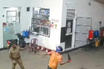 කියත් පහරකින් 99න් බේරුණු පොලිස් නිලධාරියා - සීසීටීවී දර්ශන සහිතයි...(CCTV VIDEO)