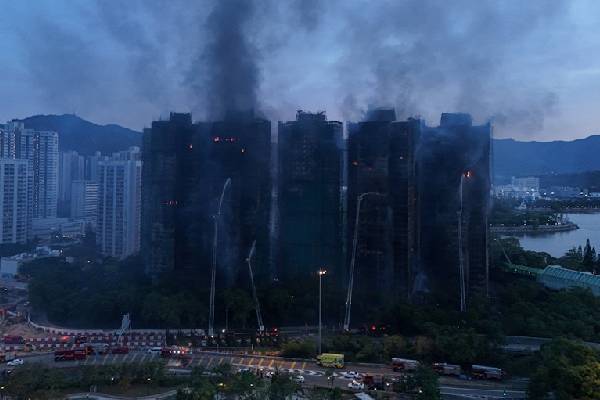 ஹொங்ஹொங்கை உலுக்கிய கோர தீ விபத்தில் 40 கடந்த பலி எண்ணிக்கை... மூவர் கைது | Hong Kong Fire 44 Dead