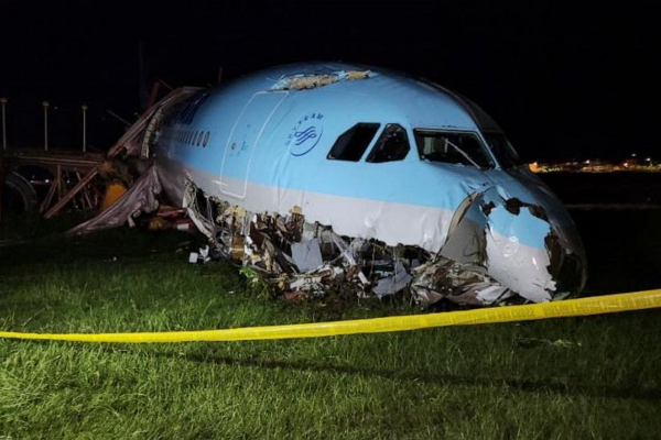 173 பயணிகளுடன் மயிரிழையில் தப்பிய பயணிகள் விமானம் | Plane Skids Attempting Land 173 Safely Evacuated
