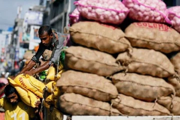 கடுமையான உணவுத் தட்டுப்பாடு: டன் கணக்கில் காய்கறிகளை பறிமுதல் செய்த இலங்கை