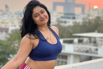 பூனம் பஜ்வா ஷார்ட் உடையில் மொட்டைமாடி போட்டோஷூட்