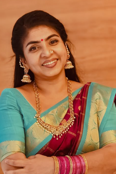 இந்த புகைப்படத்தில் இருக்கும் சிறுமி யார் என உங்களுக்கு தெரிகிறதா? சின்னத்திரையில் முன்னணி நடிகை | Top Serial Actress Childhood Photo Viral