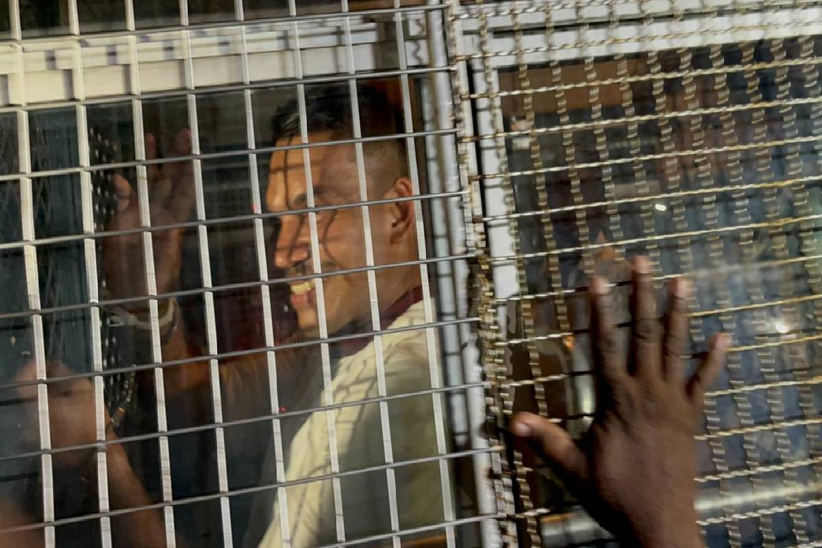 கைவிலங்குடன் சிறைச்சாலை செல்லும் நாமல் ராஜபக்ஷ | Namal Rajapaksa In Handcuffs Prison