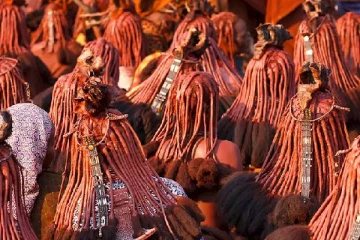 வீட்டிற்கு வரும் விருந்தினர்களுக்கு மனைவிகளை விருந்தாக்கும் கணவர்கள்: பாரம்பரியமான கிராமம்