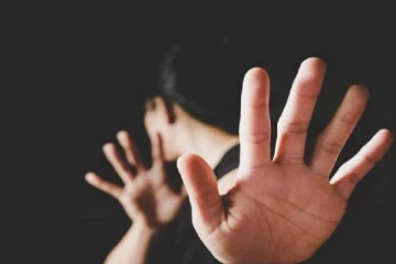 பெற்றோரை எதிர்கொள்ள பயம் - பிறப்புறுப்பில் கத்தியை வைத்து கொண்ட இளம்பெண்