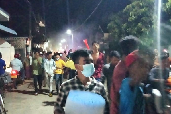 கல்முனை நாடாளுமன்ற உறுப்பினர் அலுவலகத்தை முற்றுகையிட்ட மக்கள்! | Kalmunai People Protest Siege Hmm Harees Office கல்முனை நாடாளுமன்ற உறுப்பினர் அலுவலகத்தை முற்றுகையிட்ட மக்கள்! | Kalmunai People Protest Siege Hmm Harees Office