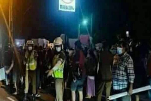 உச்சக்கட்ட பதற்றத்தில் இலங்கை: கோட்டாபய வீட்டிற்கு முன் திணறும் பொலிஸார்! | Sri Lanka Financial Crisis Gotabaya Protest People உச்சக்கட்ட பதற்றத்தில் இலங்கை: கோட்டாபய வீட்டிற்கு முன் திணறும் பொலிஸார்! | Sri Lanka Financial Crisis Gotabaya Protest People