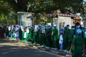 රෝගීන් දෙදෙනෙකුගේ නම් ඇසූ හෙදියට වෛද්‍යවරයා පහර දෙයි...හෙදියන් ක්‍රියාමාර්ගයක් ගනී