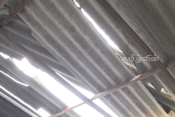 யாழ்.கட்டைக்காட்டில் சூறாவளிக் காற்றால் சேதமடைந்த வீடு | House Damaged By Cyclone In Vadamarachchi