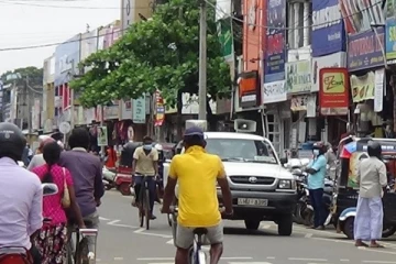 சுன்னாகத்தில் பொறுப்புணர்வின்றி நடமாடும் மக்கள்